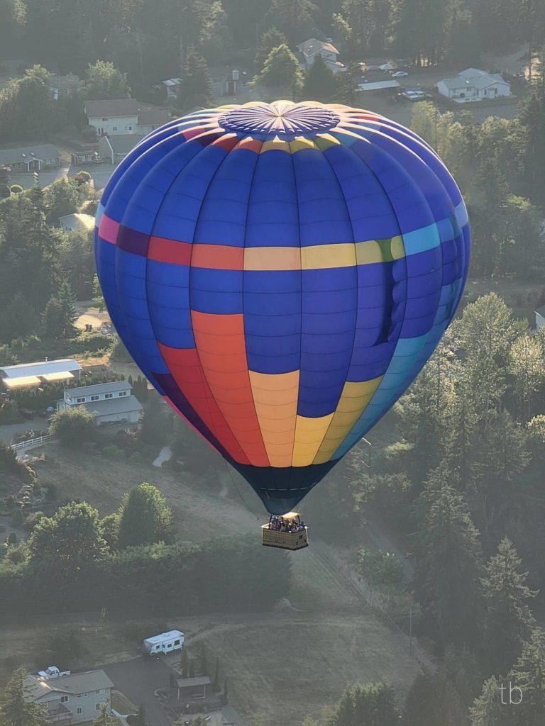 UFO and hot air balloon